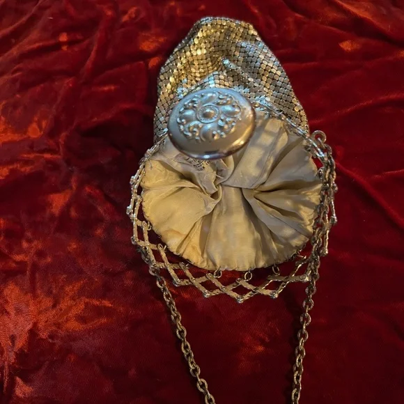 Whiting & Davis Silver Mesh Purse Beggars Purse--Expandable Gate Neck W/ Chain - Picture 5 of 6